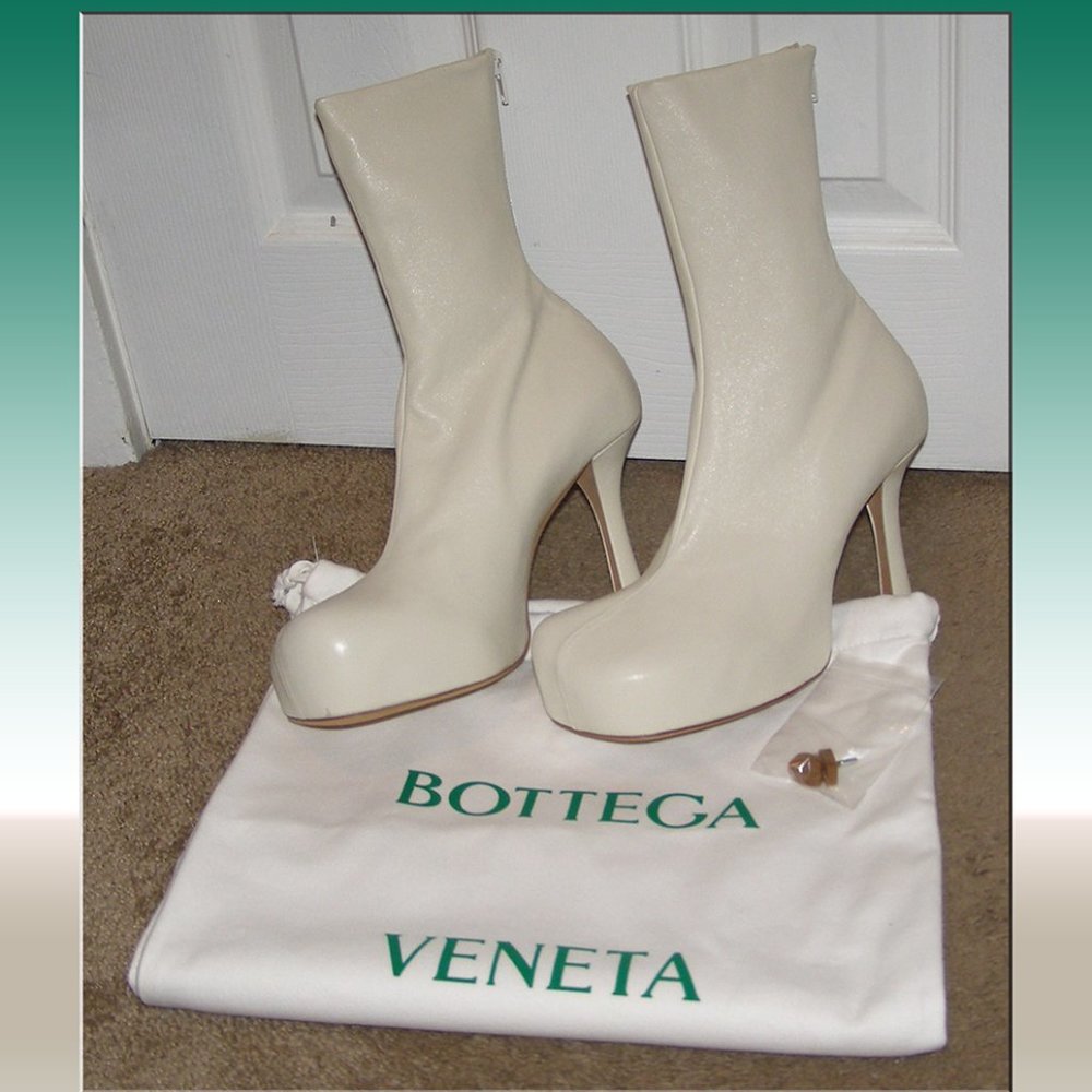 BRAND NEW! size 39/9 Bottega Veneta Ivory Leather Platform Booties
